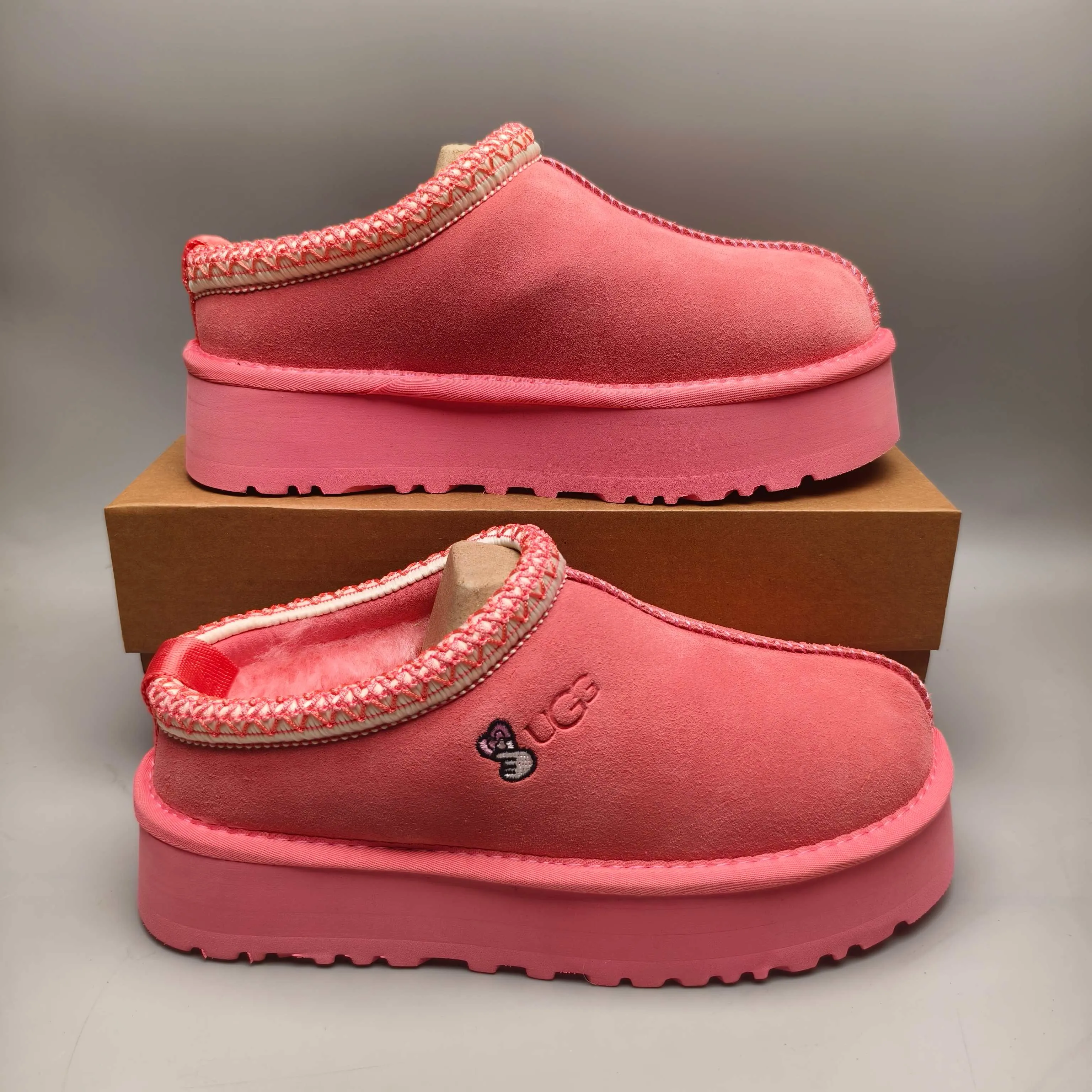 💰480 UGG sheepskin all-in-one snow boots 2130 co-branded trendy thick-soled slip-on women's snow boots🐾~ 🍭 A co-branded trendy item launched with well-known designer brands Feng Chen Wang and TELFAR. Zhou Dongyu & Wang Jiaer’s same style Fang Kete boots. The slip-on design makes it easy to put on and take off, and can be used indoors or outdoors. The exotic hemming design is eye-catching, and it is definitely worth buying~ 🍭Material: cowhide➕sheep fur Outsole: rubber (Light Wing Technology) 🍭Color: rose pink 🍭Number of yards: 35-41